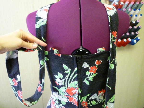 straps go around the back and poke through loops